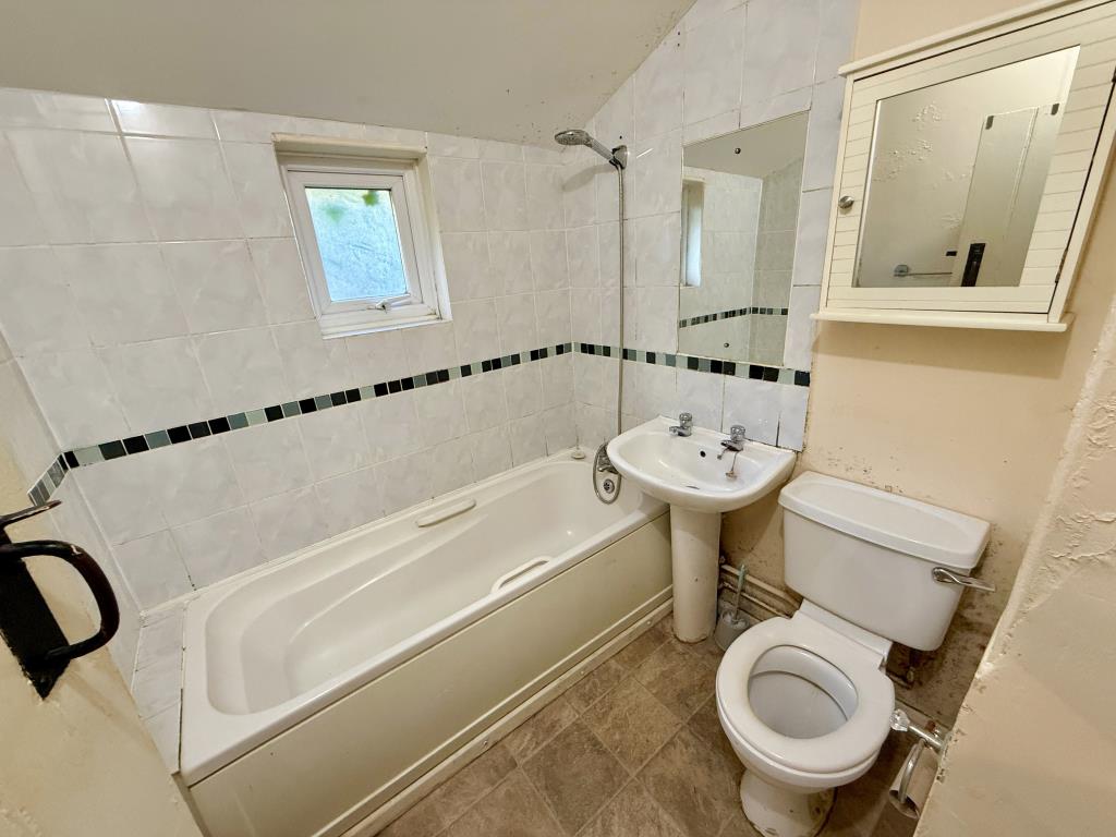Lot: 60 - THREE-BEDROOM HOUSE FOR IMPROVEMENT - Bathroom with W.C.